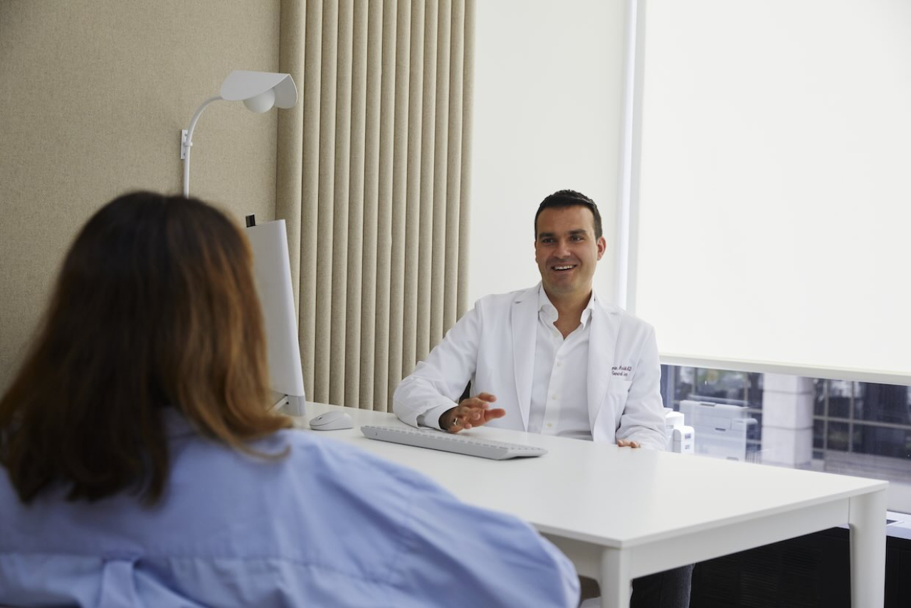 doctor explaining GLP-1 drugs to patient at Clinique Michel Gagner.